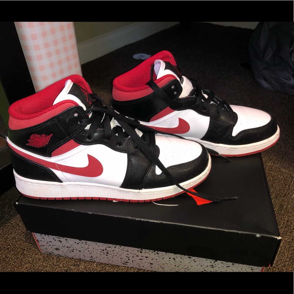 Youth Nike Air Jordan 1 Mid